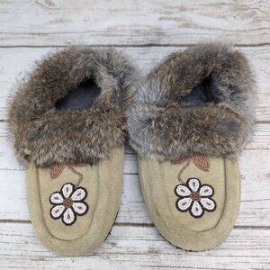 Manitobah Mukluks Tan Suede Flower Beaded with Fur Slippers Women Size 7